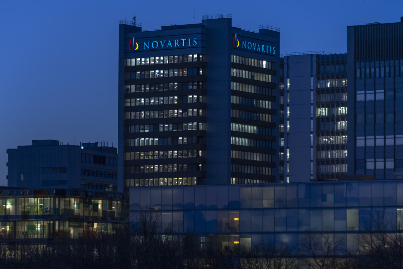 Novartis-Gebäude bei Nacht