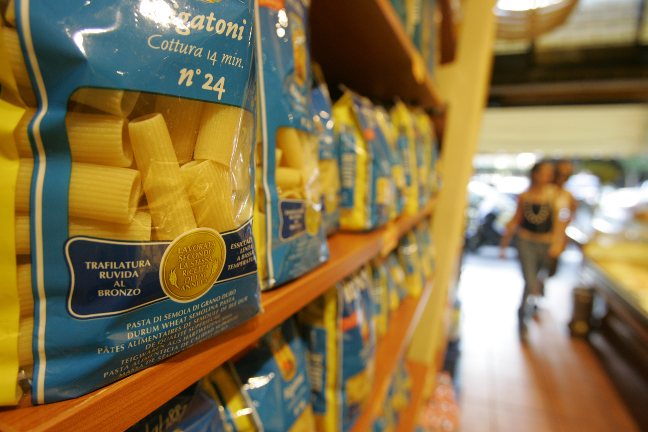 pacchetti di pasta in supermercato