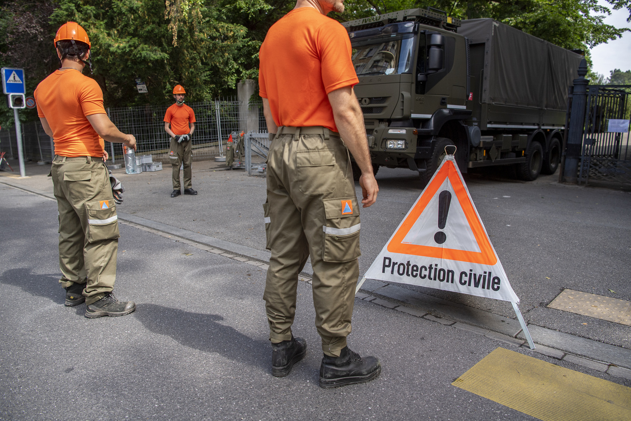 Persone in uniforme delle protezione civile
