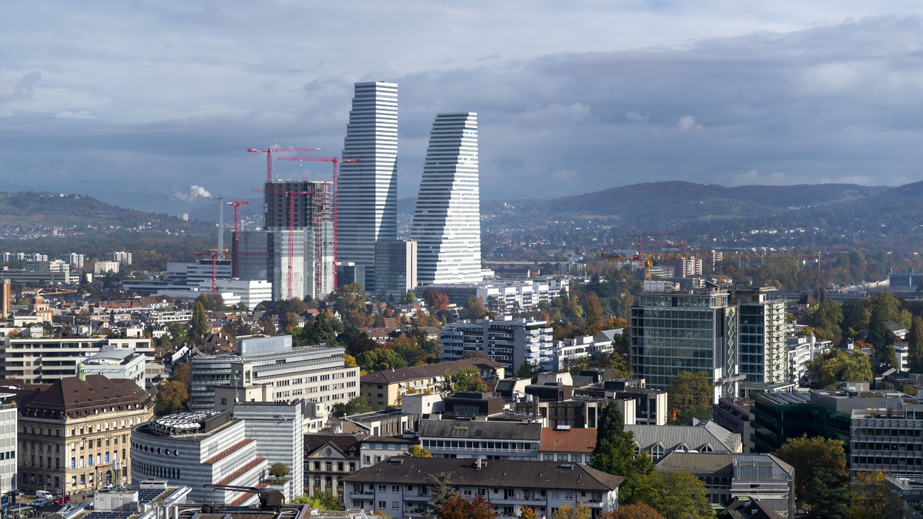 Le due torri dell'azienda farmaceutica svizzera Roche a Basilea.