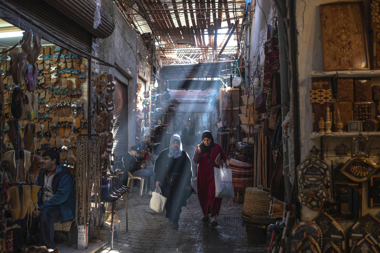 2 Marocaines dans le souk de la vieille medina de Marrakech.