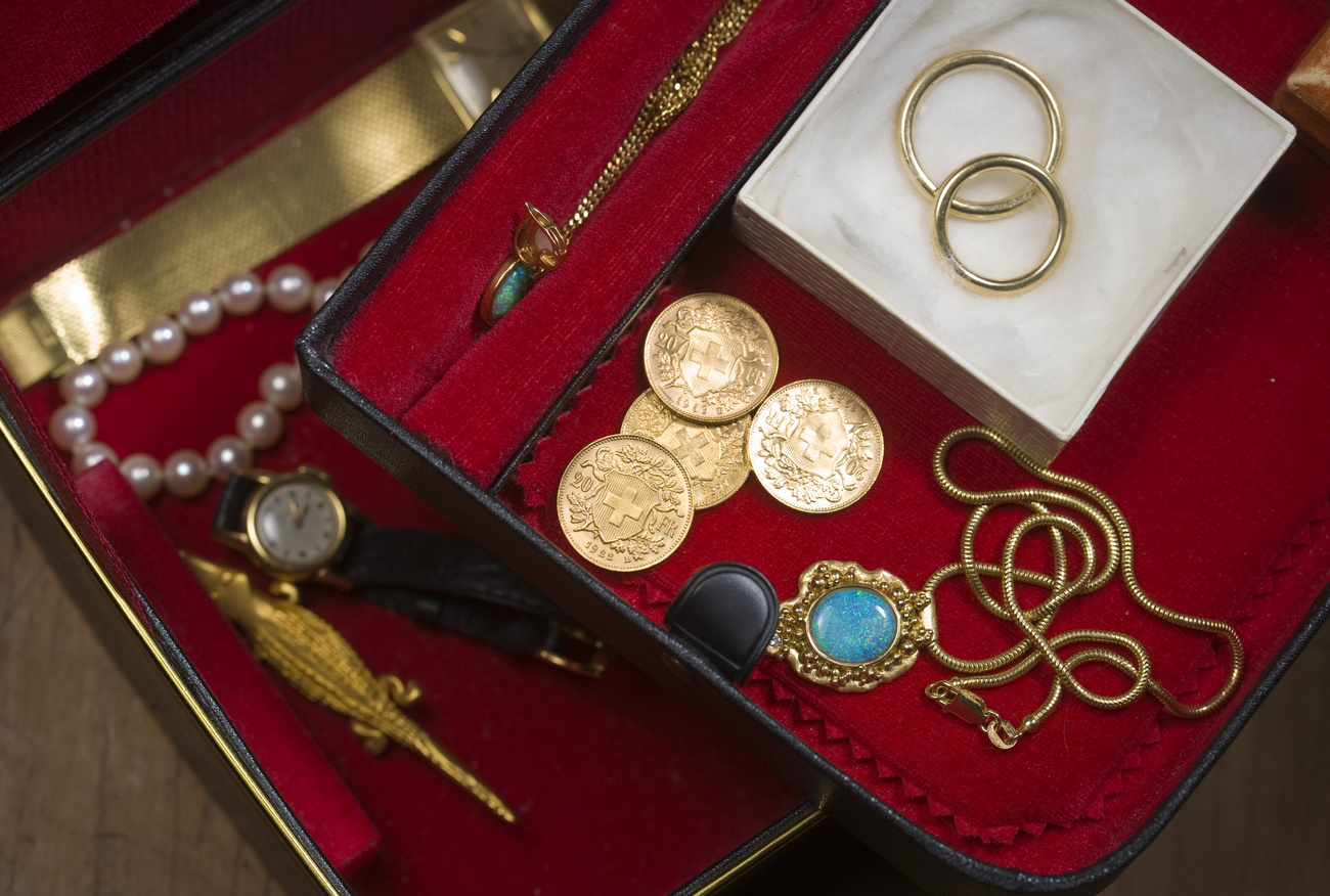 Schmuck, Goldvrenelis, Broschen, eine Perlenkette und Goldringe in einer Schmuckschatulle