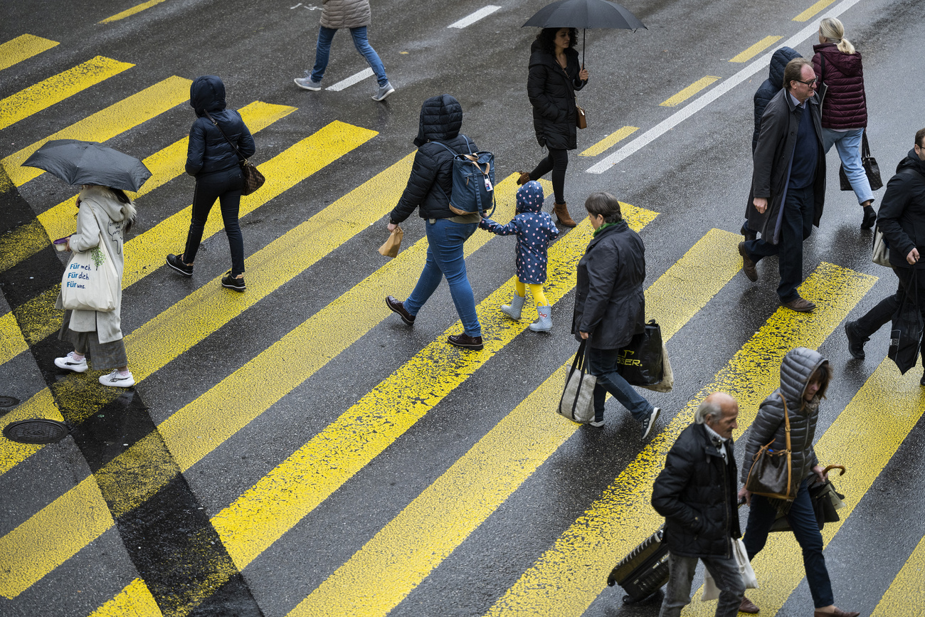 Persone su strisce pedonali