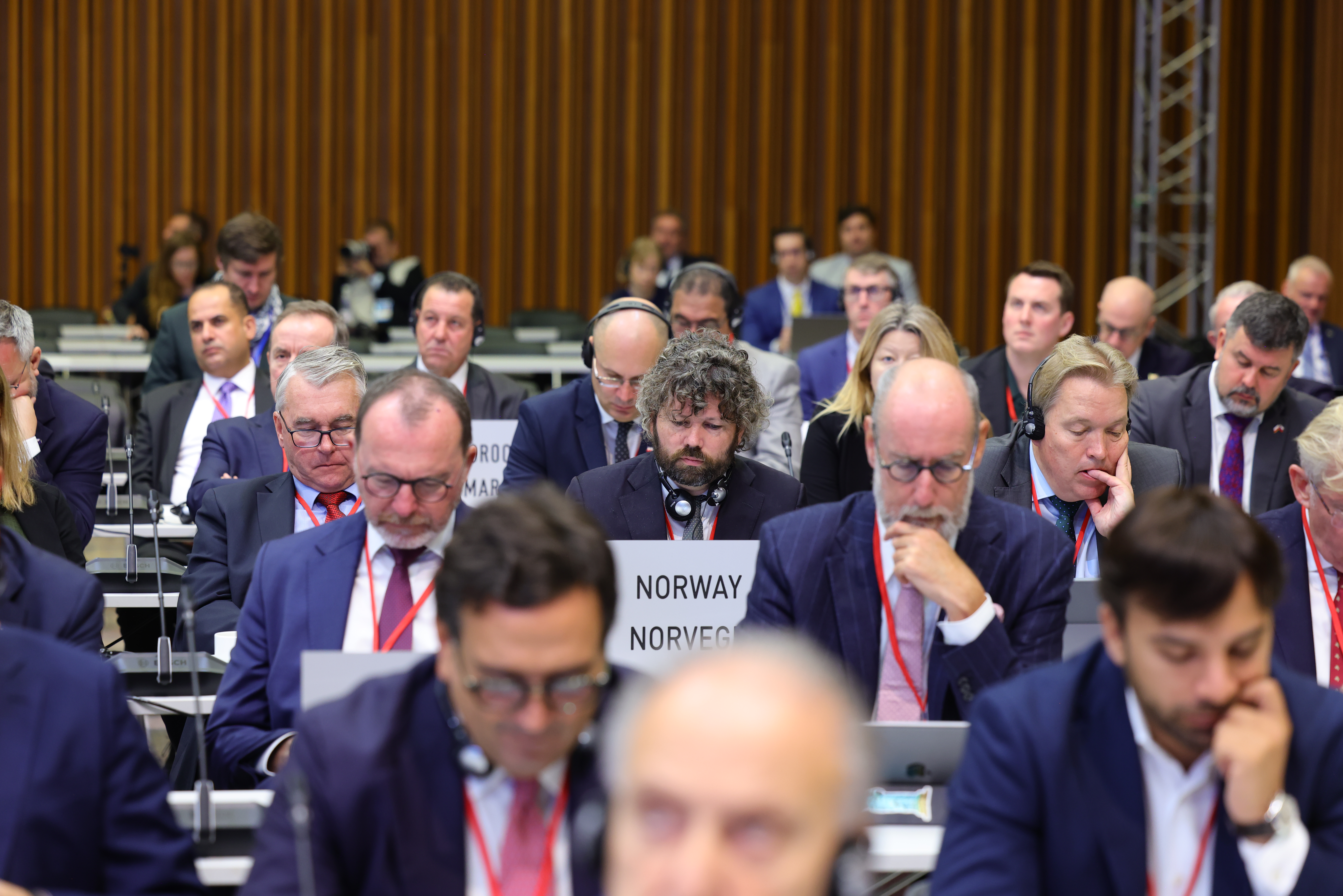 Männer bei einer Konferenz