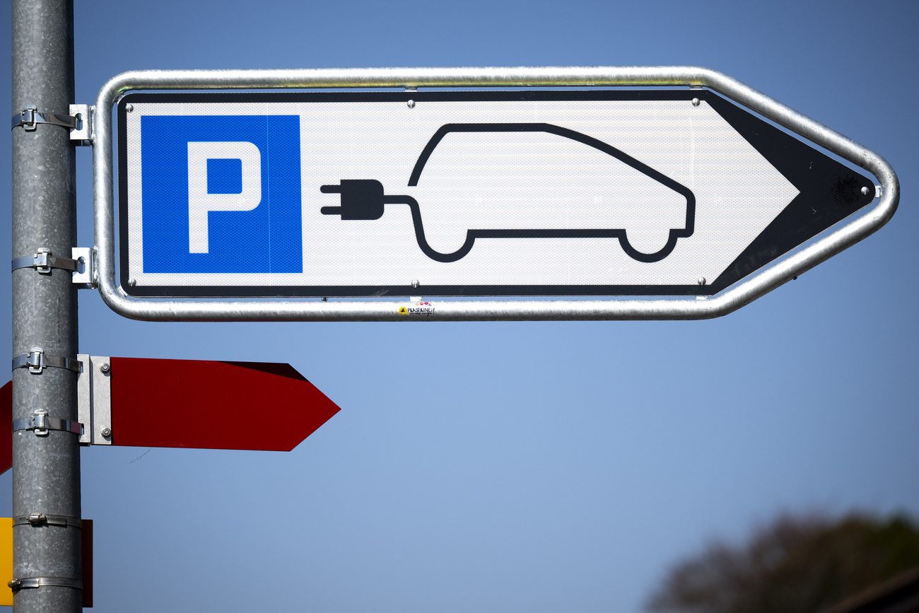 cartello che indica punto di carica per veicoli elettrici