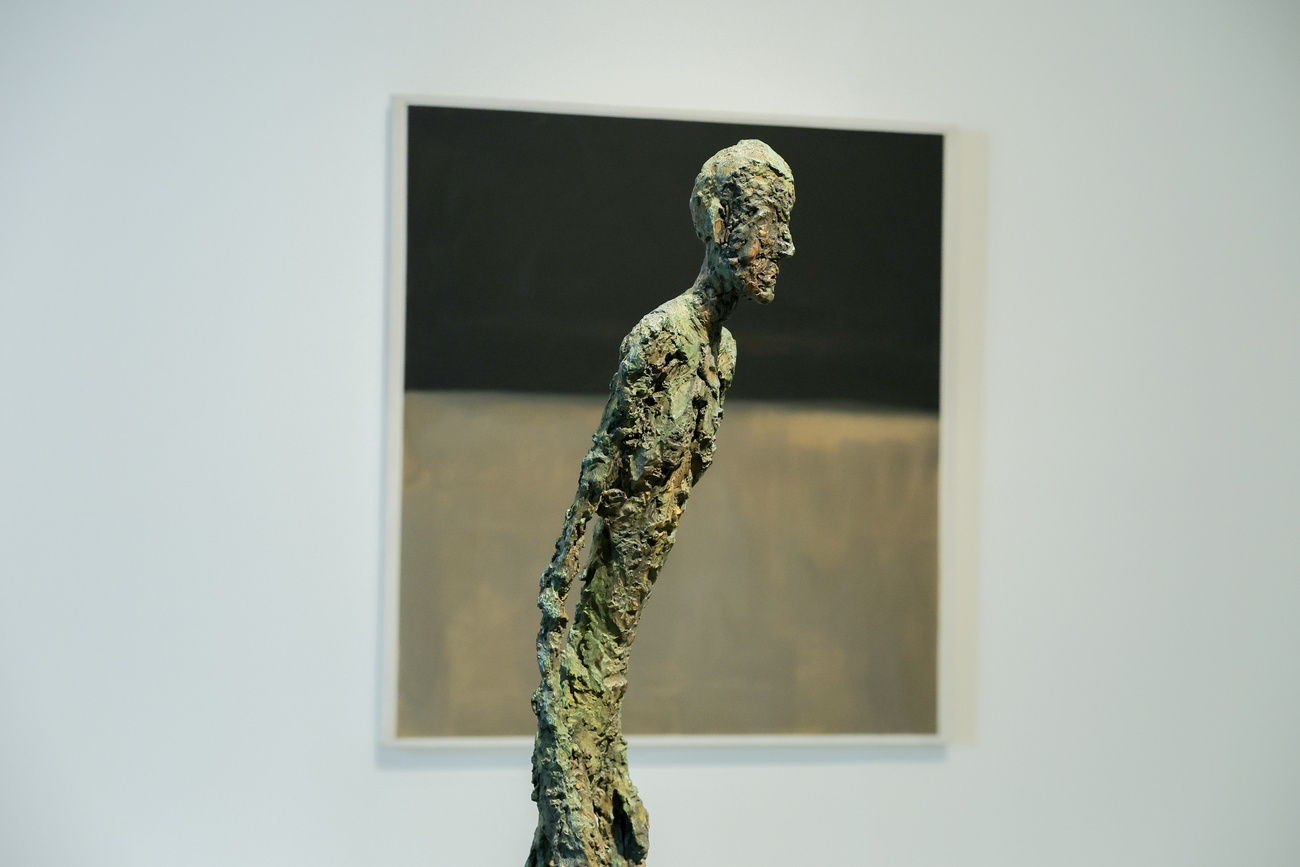 Eine Eisenskulptur eines Manns
