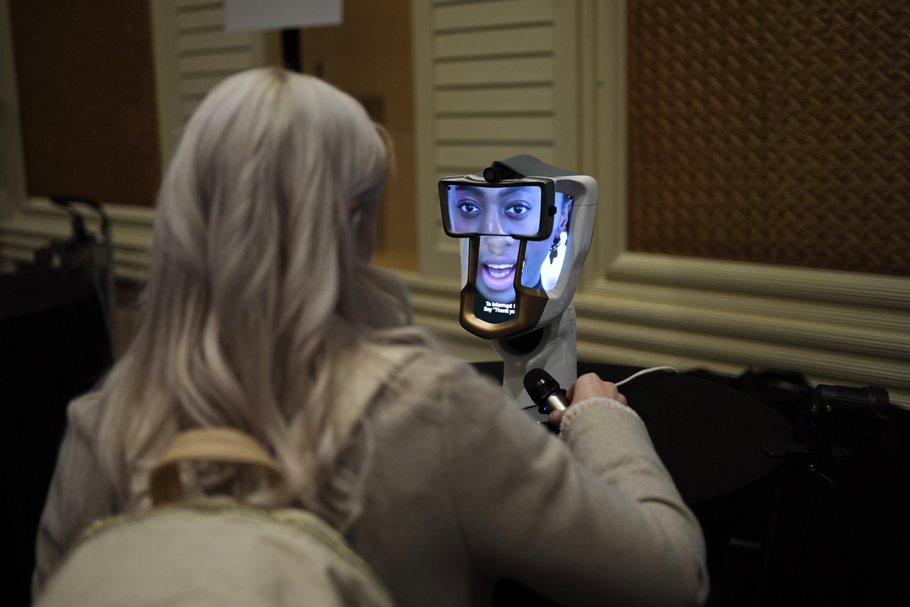 Persona interagisce con intelligenza artificiale