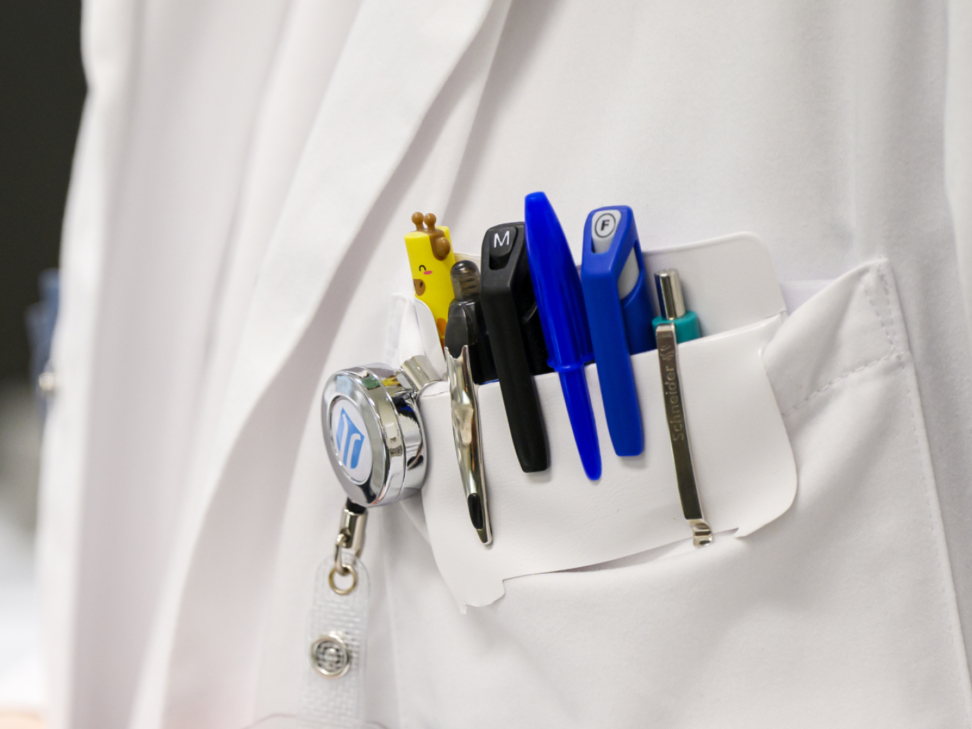 taschino di camice medico con penne