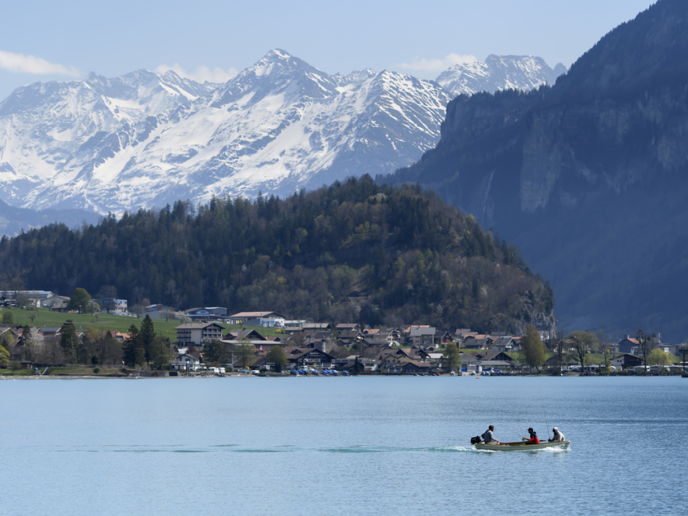 Thousands of litres of diesel spilled into Lake Brienz