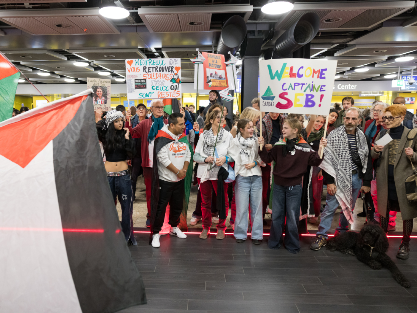 accoglienza dei membri svizzeri della flottilla all'aeroporto