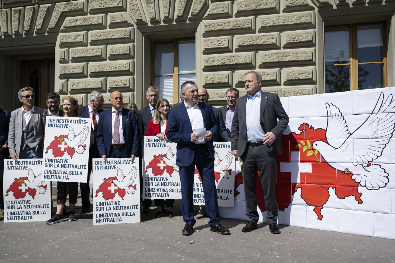 Dépôt de l'initiative populaire fédérale «Préserver la neutralité de la Suisse (initiative sur la neutralité)», le 11 avril 2024. L'initiative a recueilli plus de 130'000 signatures.