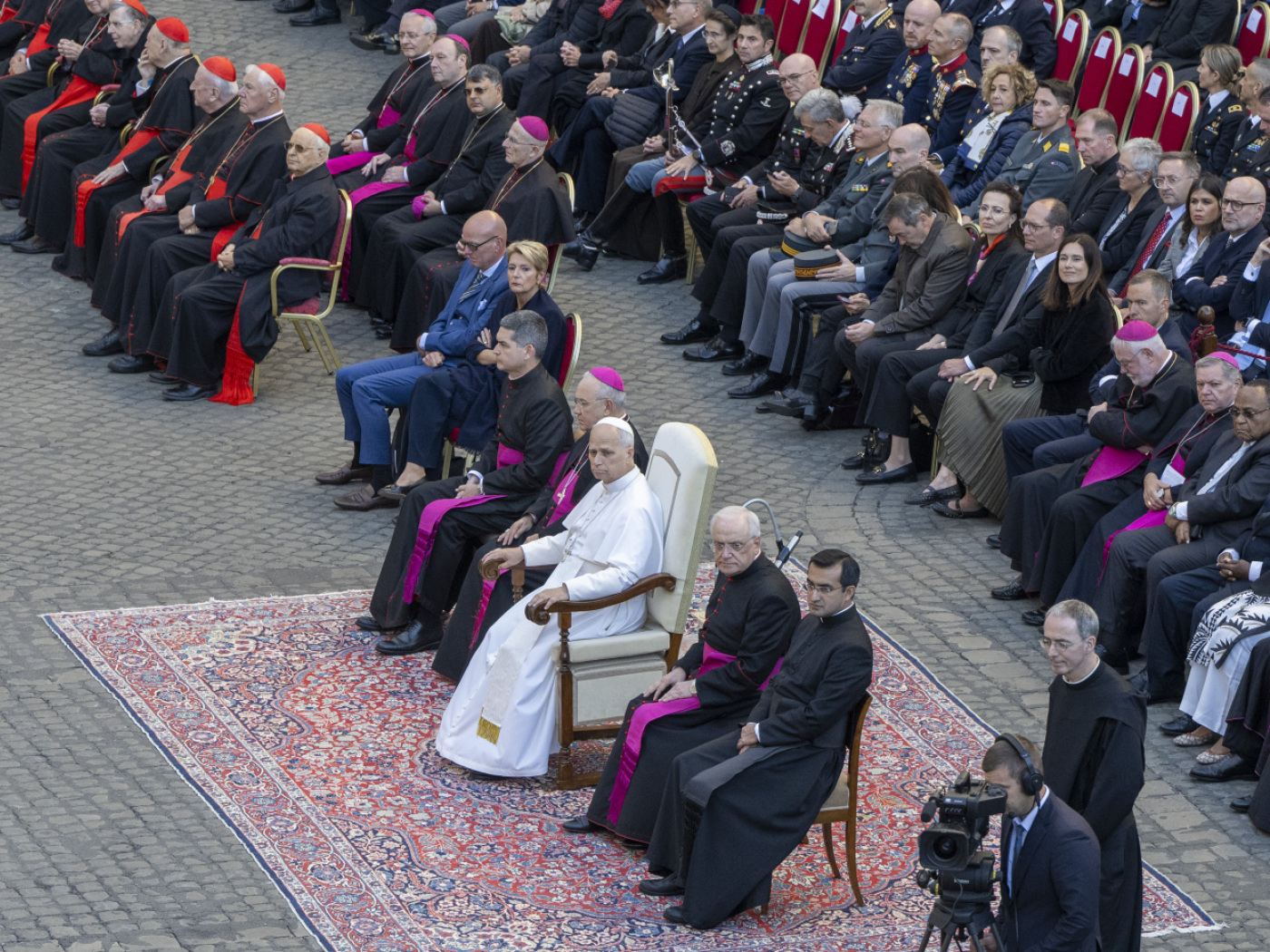 Pope receives standing ovation as guards take oath in Rome