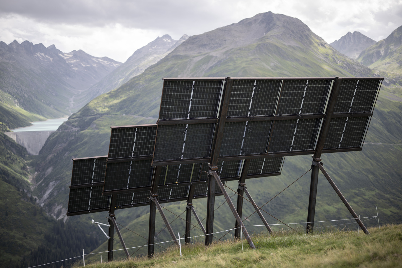 Начальные этапы строительства солнечного парка в регионе Седрун (Sedrun, кантон Граубюнден), август 2024 года. К 2028 году здесь планируется установить около 5700 солнечных модулей. Затем возникнет вопрос их утилизации.