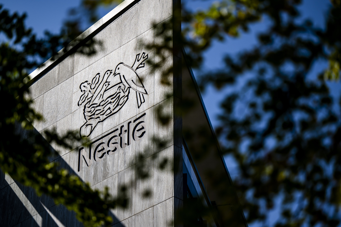 Logo nestlé su edificio