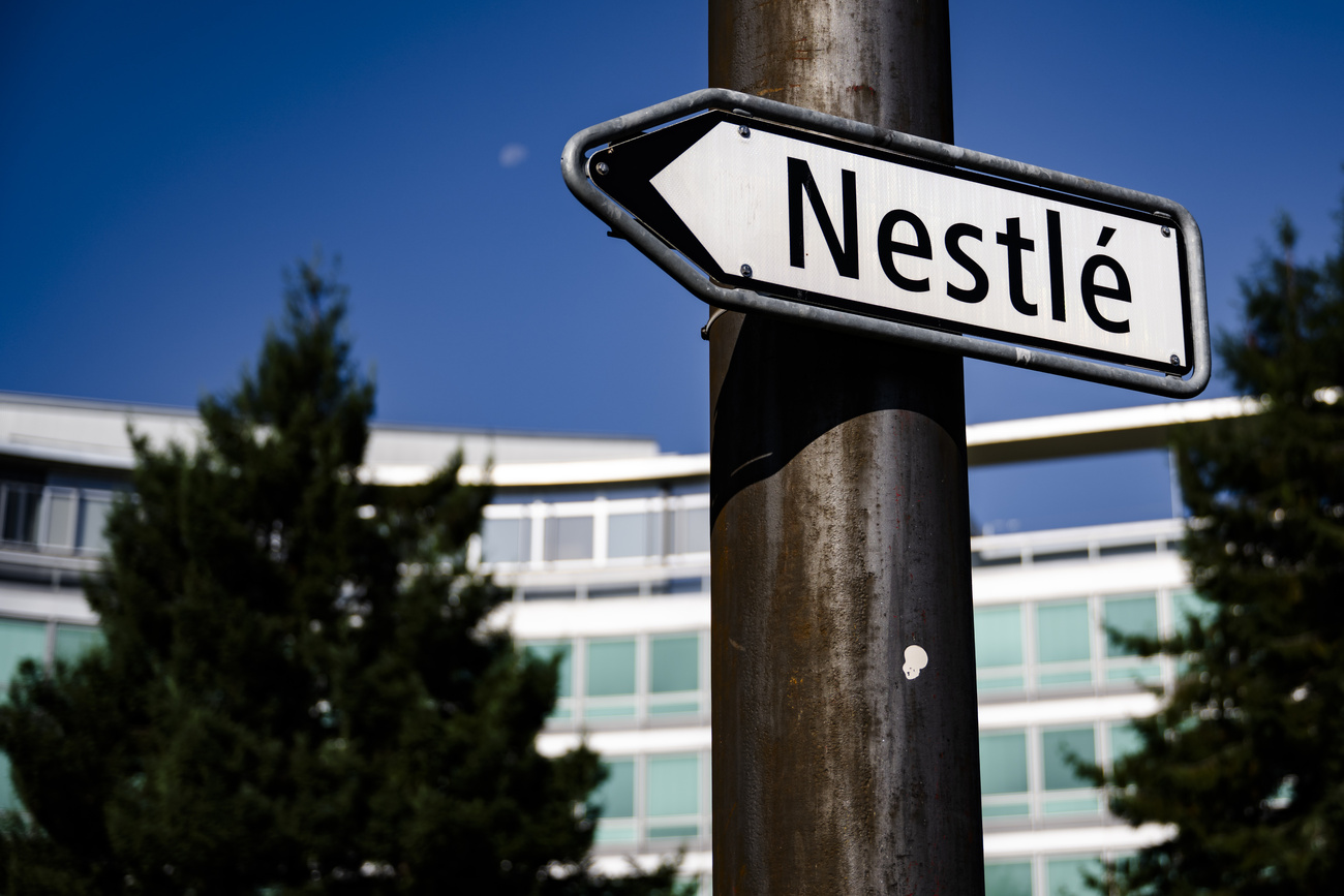 Wegweiser mit Nestlé-Aufschrift