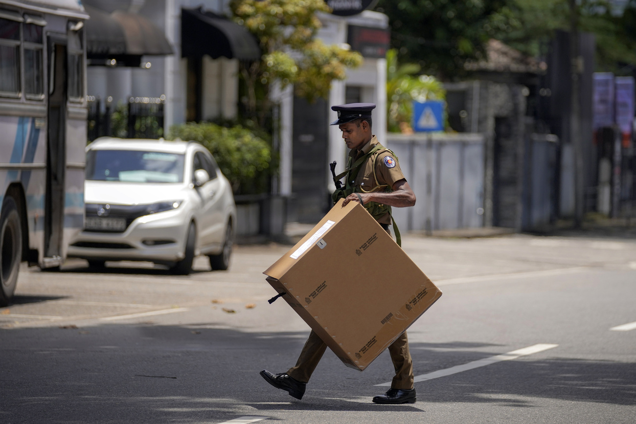Polizist in Colombo läuft über Strasse.