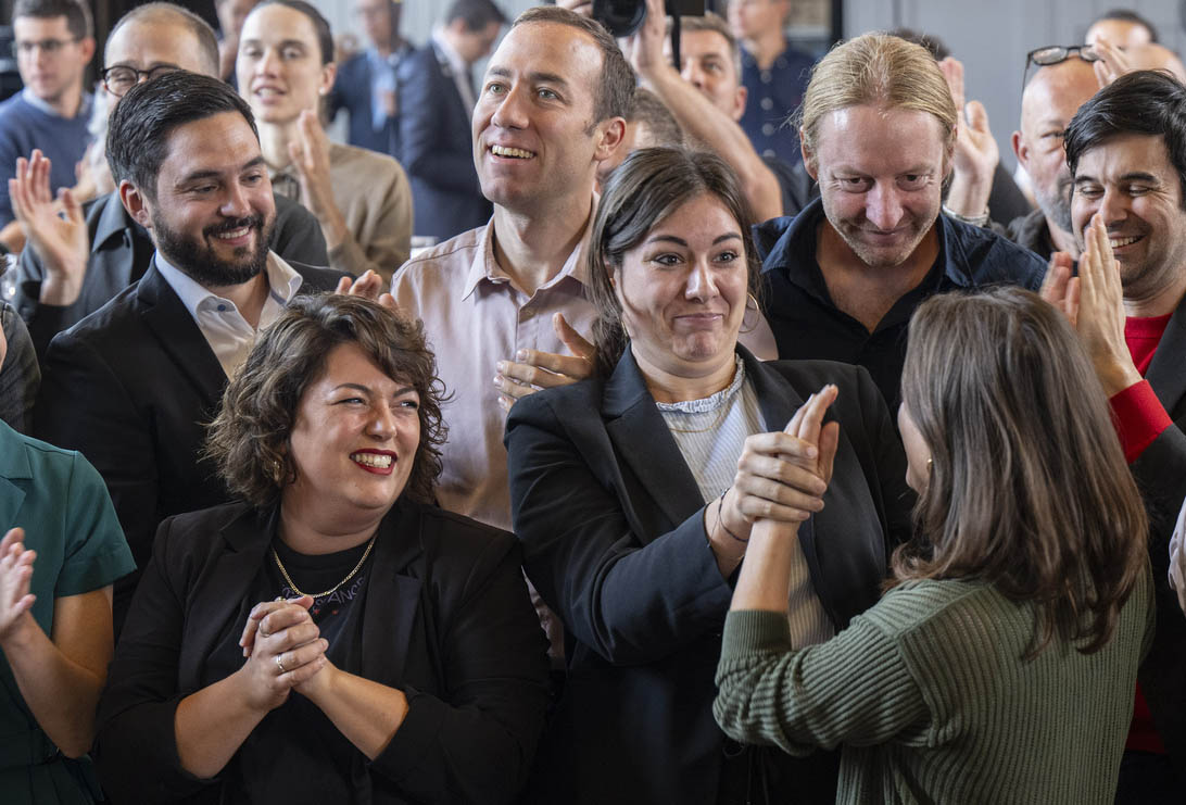 Die SP-Parteispitze mit Samira Marti (Mitte) feiert im September 2024 das Nein des Volks zur BVG-Reform.