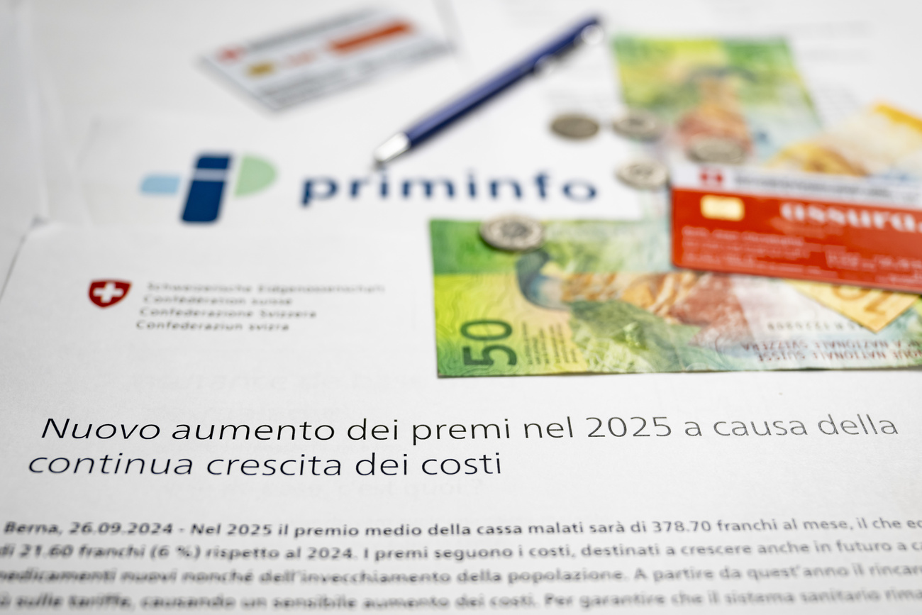 Soldi, certificati assicurativi e comunicato governativo