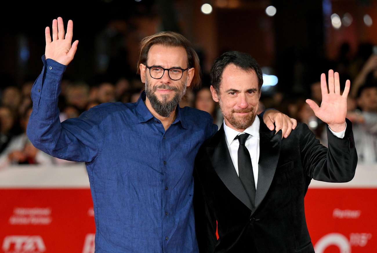 due persone salutano