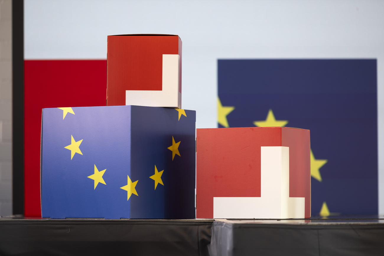 scatole con colori svizzeri e dell'UE