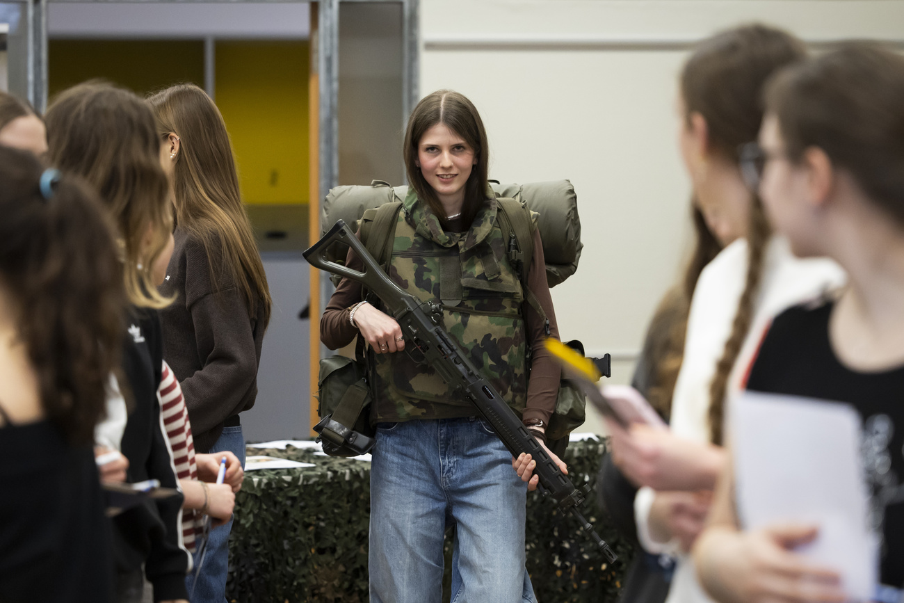 Wie weit geht eine allfällige Bürgerpflicht? Eine junge Frau bei einem Orientierungstag zum Militärdienst für Frauen.