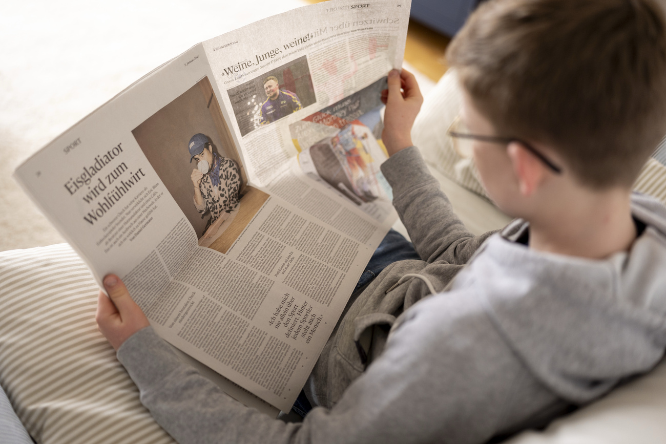 persona legge giornale