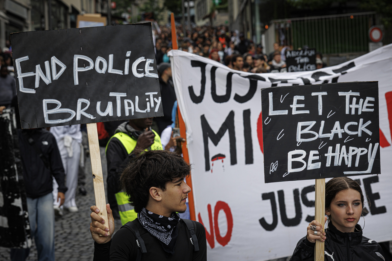 Manifestazione contro la violenza della polizia nel giugno 2025 a Losanna.
