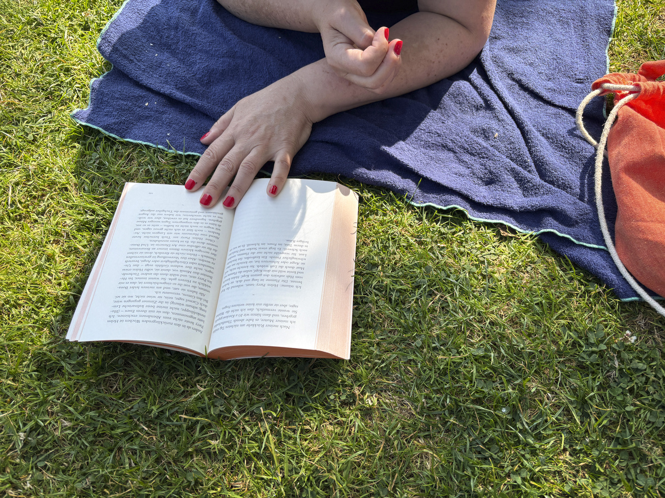 Donna legge un libro