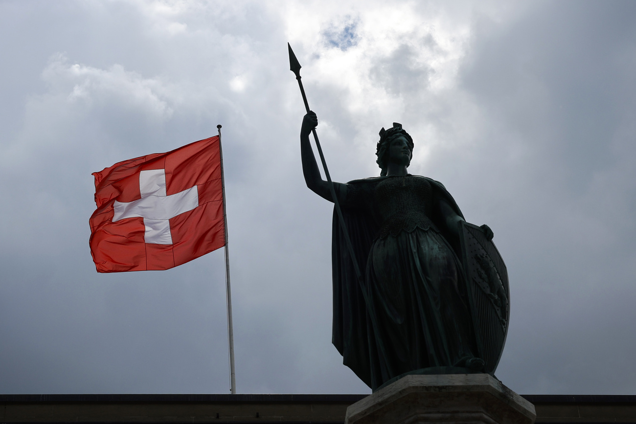 Madre Helvetia e la bandiera svizzera.