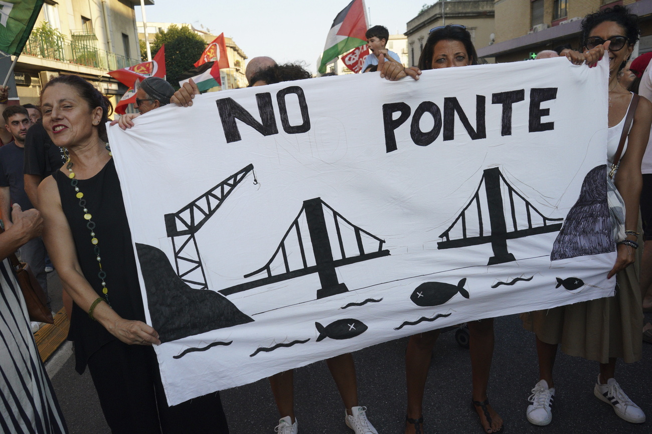 persone protestano contro il ponte