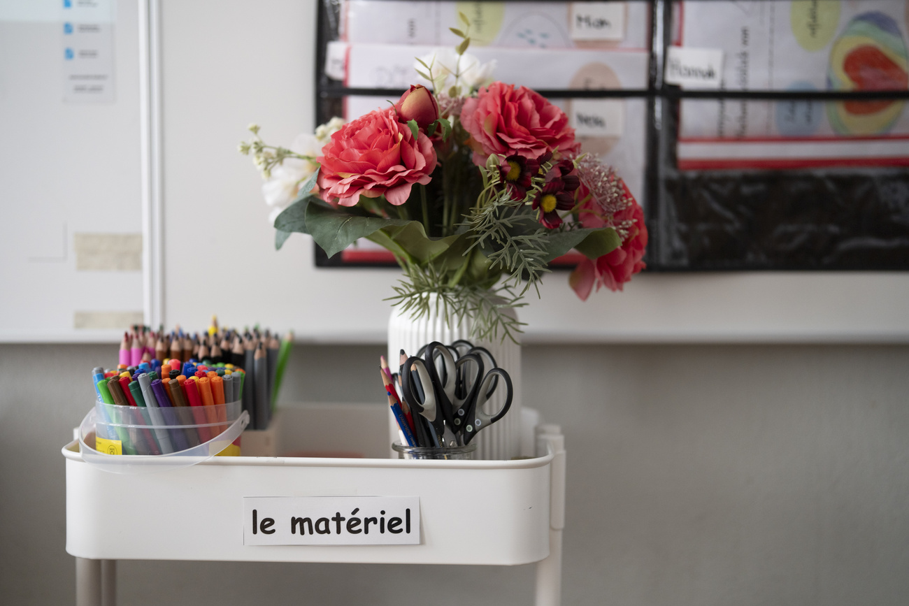 un pot rempli de crayons de couleurs