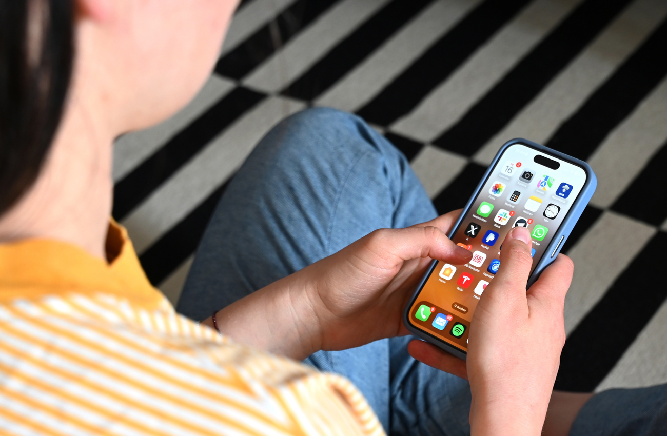 ragazzo con smartphone in mano