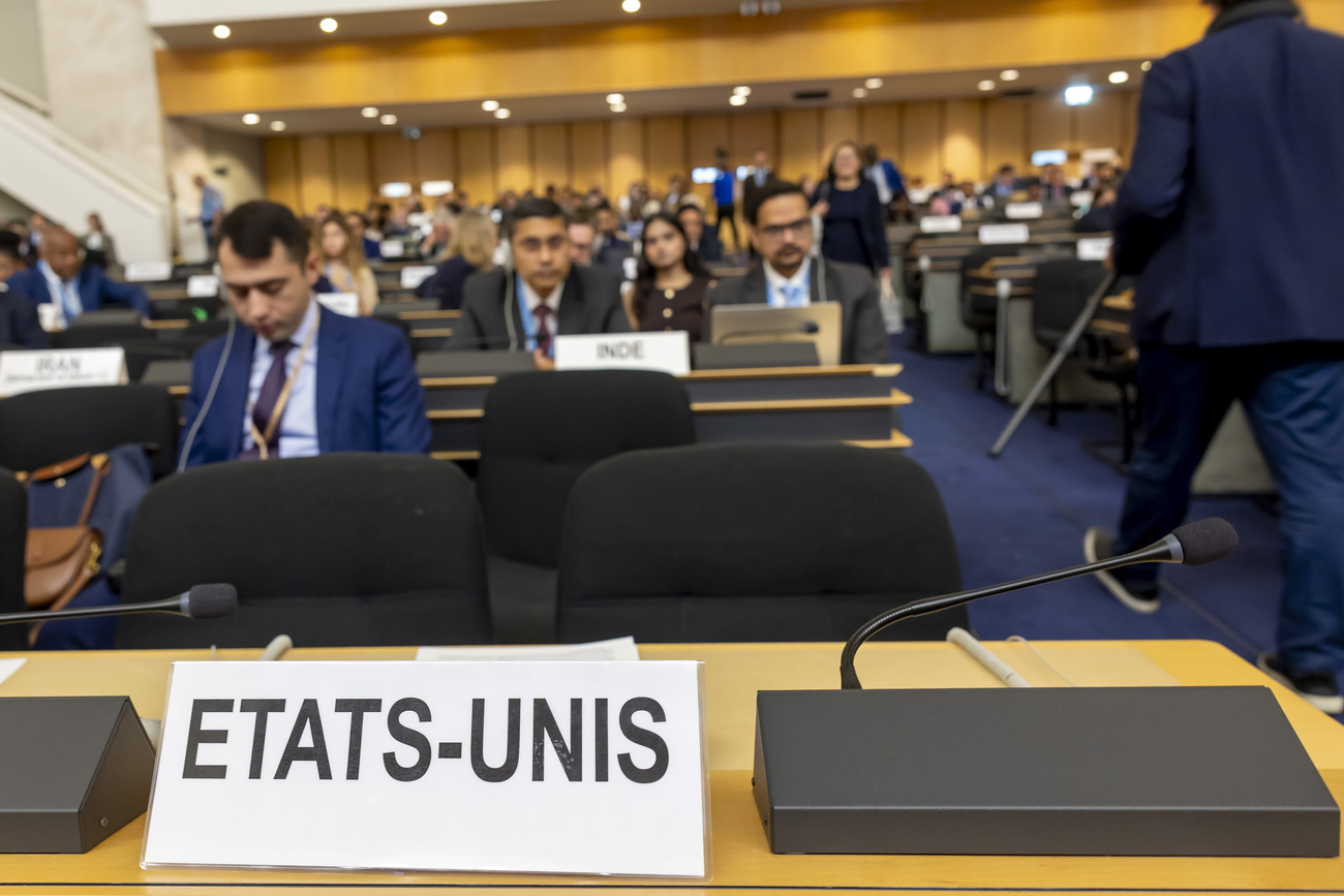 Ein Schild mit der Aufschrift "ETATS-UNIS" auf dem Tisch in einem Konferenzraum.