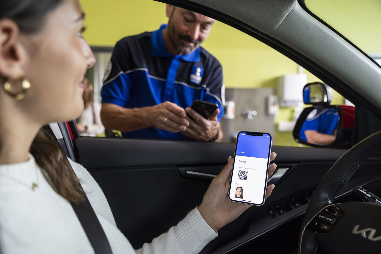 Un automobilista esibisce una patente elettronica.