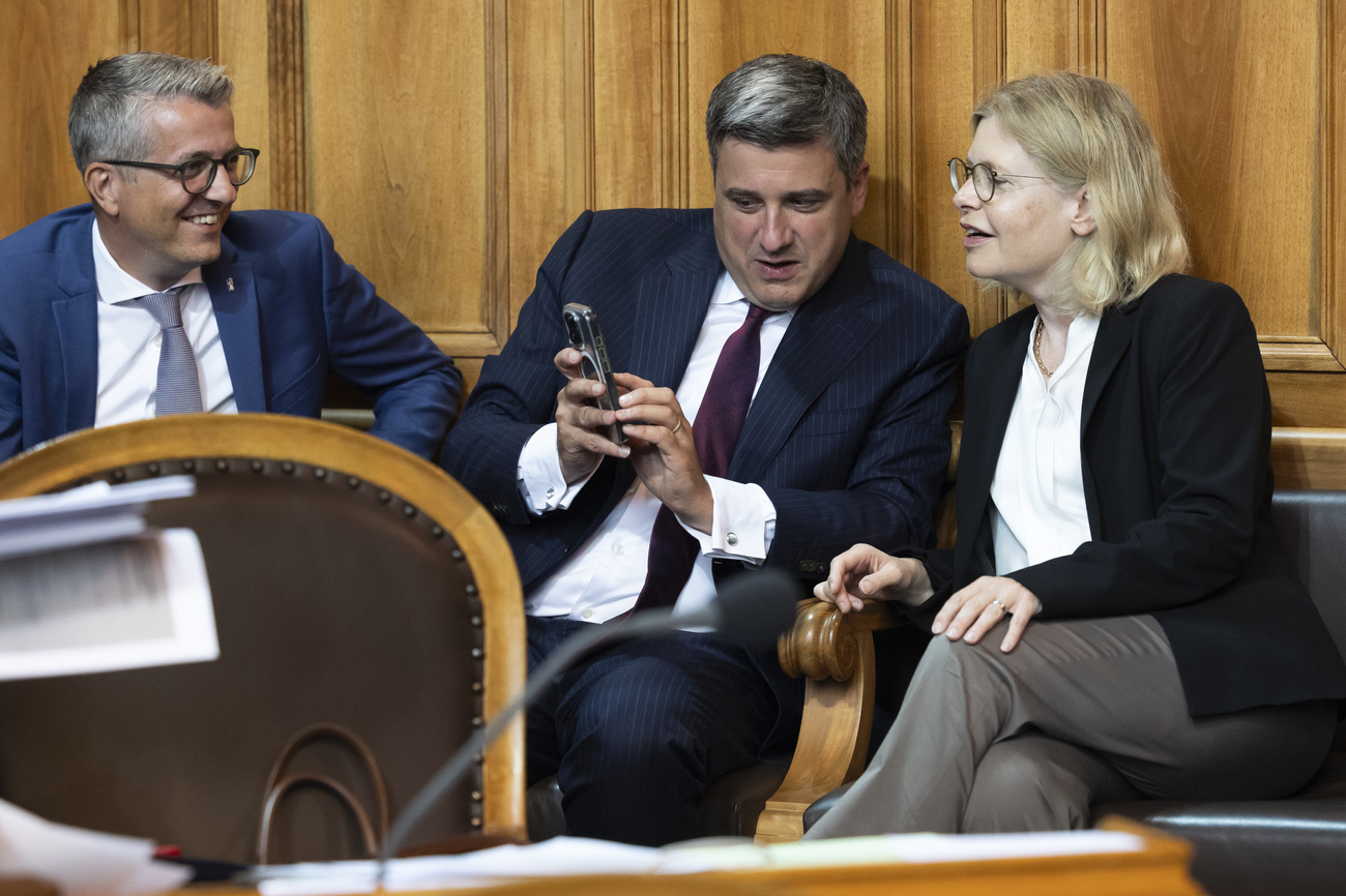 La recherche du compromis: le conseiller aux États vert Mathias Zopfi entre ses collègues du PLR et de l'UDC.