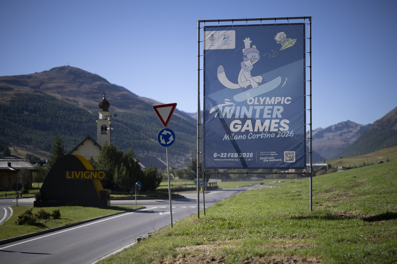 Cartellone stradale all'entrata di LIvigno che ricorda i Giochi olimpici.