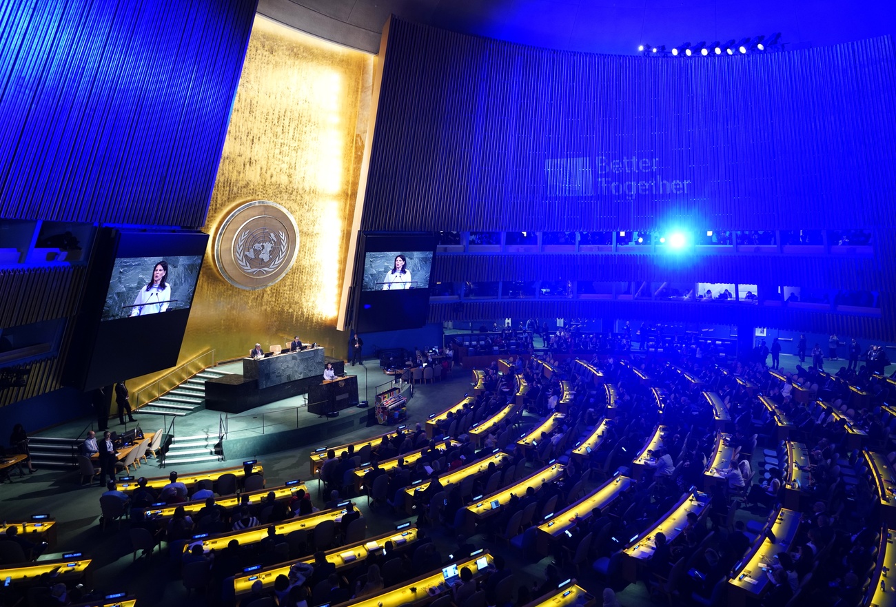 Panoramablick auf einen blau beleuchteten Versammlungssaal der Vereinten Nationen