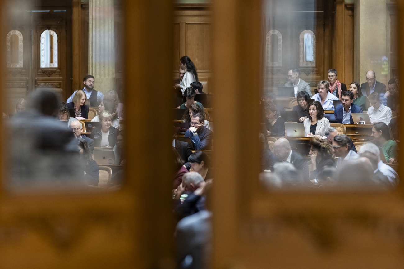 Aula del Consiglio nazionale vista attraverso una porta a vetri