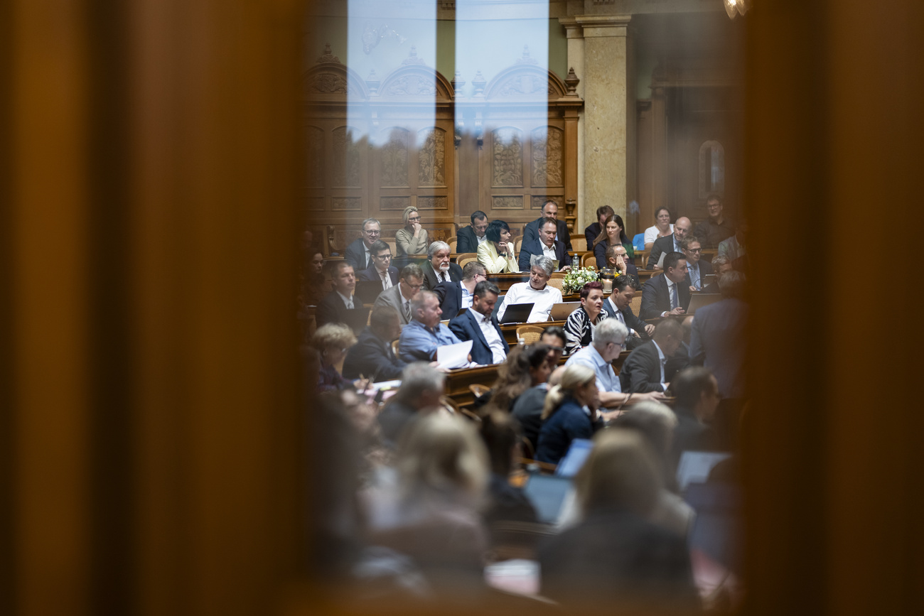 Blick in den Ständeratssaal, in dem Politiker:innen sitzen