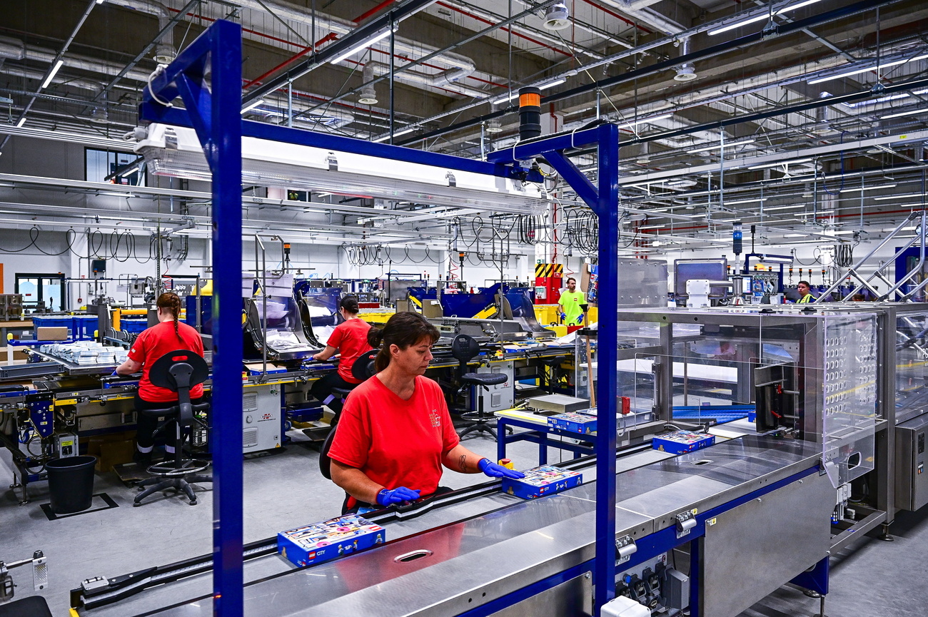 persone allavoro in una fabbrica