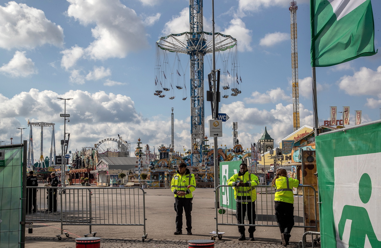 oktoberfest vuota sorvegliata da persoonale di sicurezza