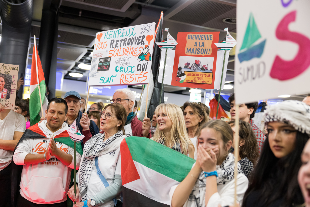 persone riunite per accogliere i membri svizzeri della flottiglia per gaza