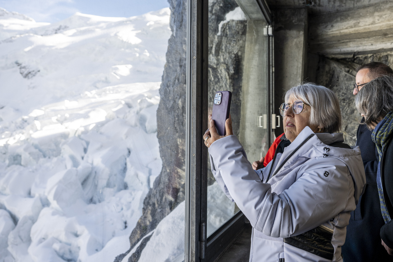 Elisabeth Baume-Schneider scatta una foto con il telefono