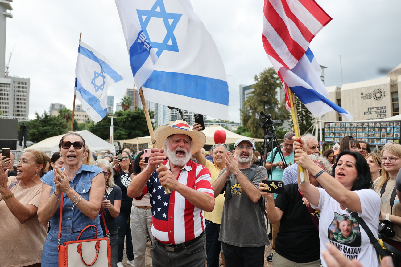 La gente festeggia dopo l'annuncio dell'accordo di pace in Hostages Square a Tel Aviv, Israele, il 9 ottobre 2025.