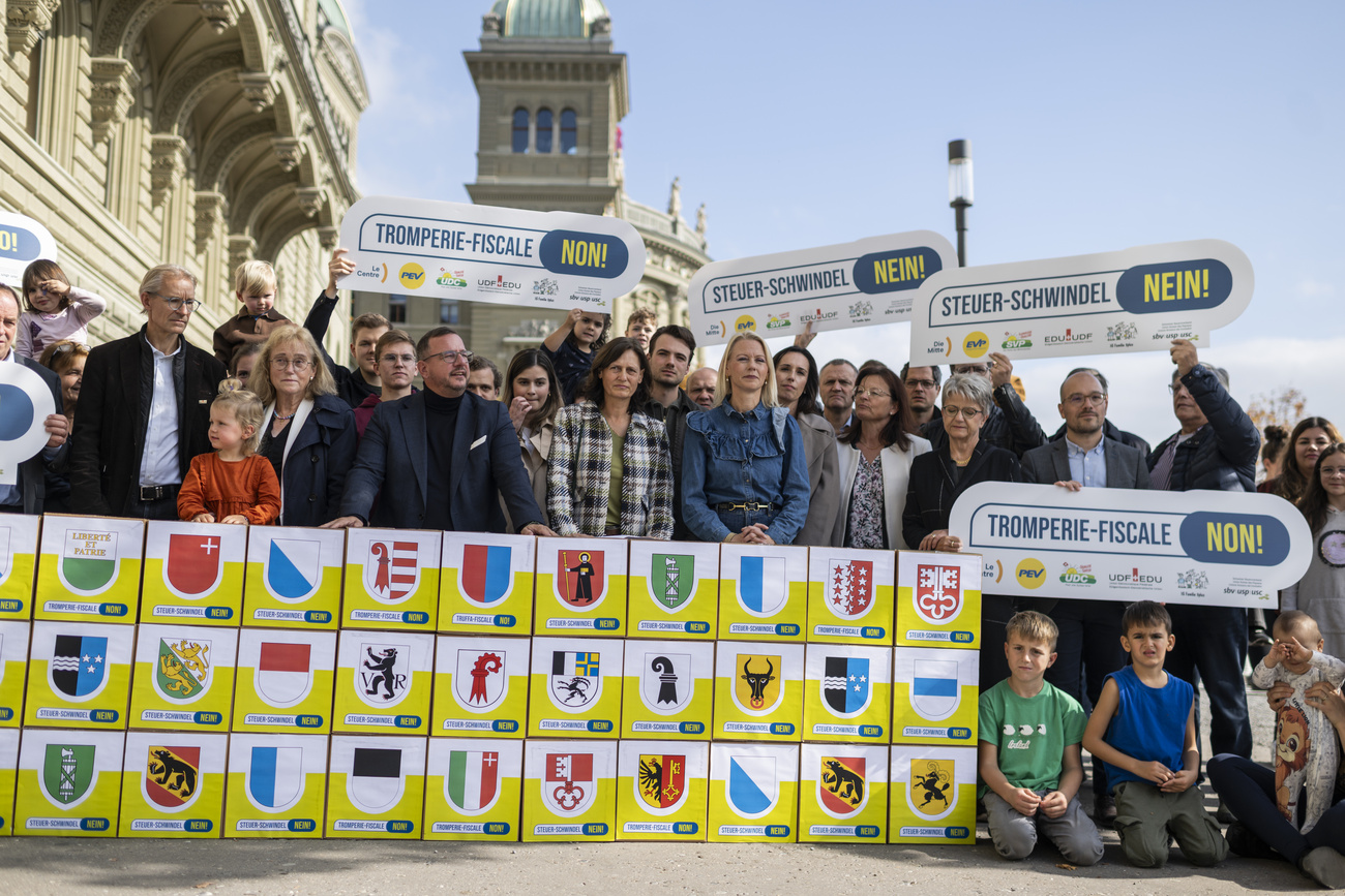 La consegna delle firme alla Cancelleria federale.