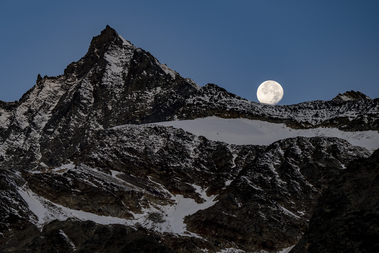Luna sopra le montagne
