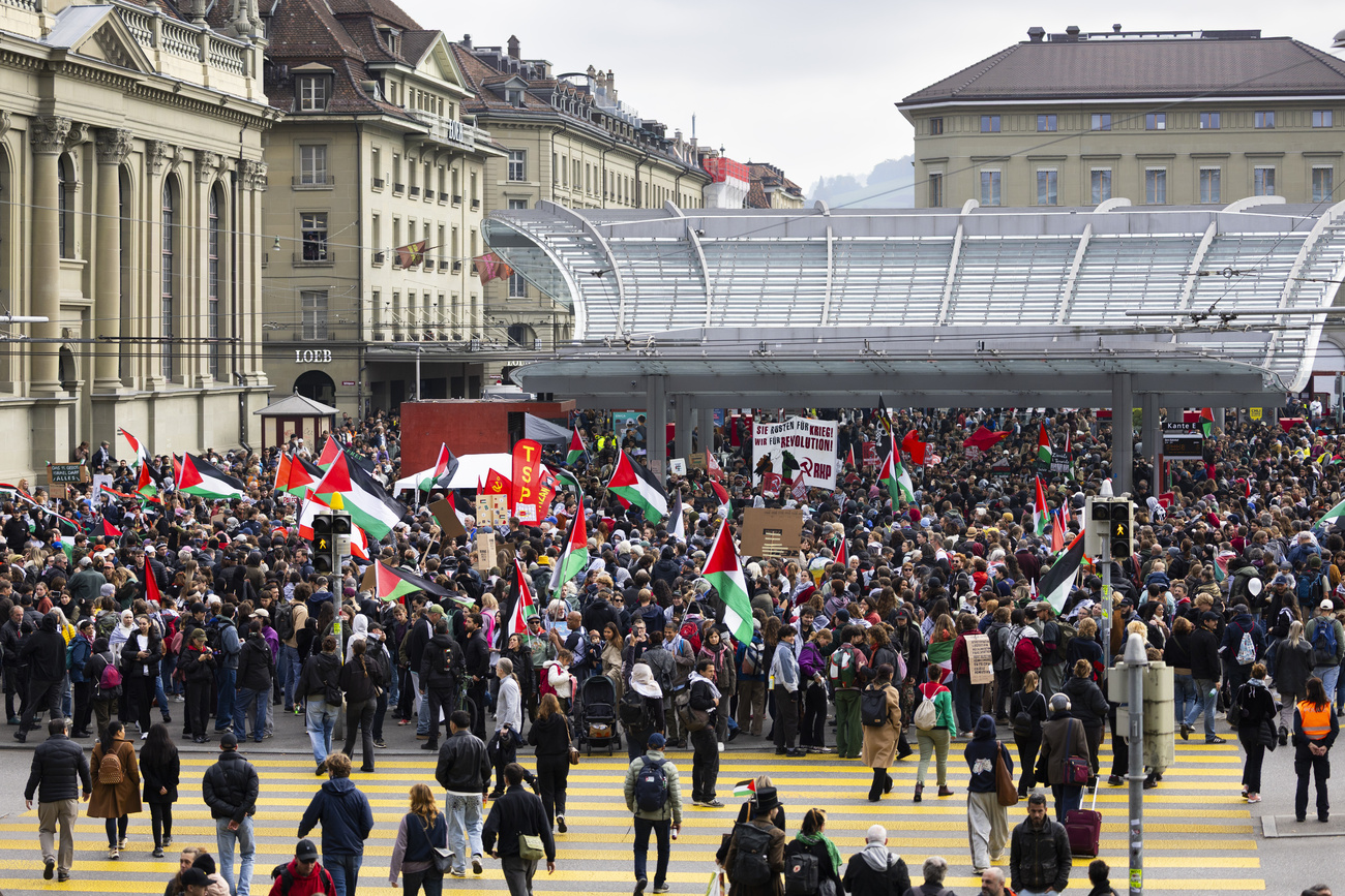 Photo of people protesting with Palestinian flags in front of the train station in Bern.