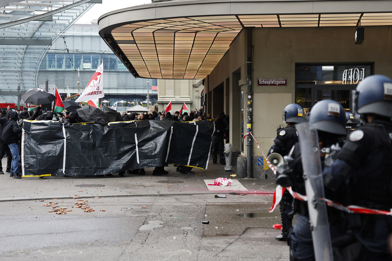 Photo of police officers and protesters in Bern