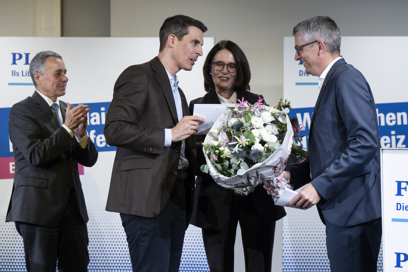 The outgoing president of the FDP Thierry Burkart (2nd on the left) congratulates the new co-presidents of the party.