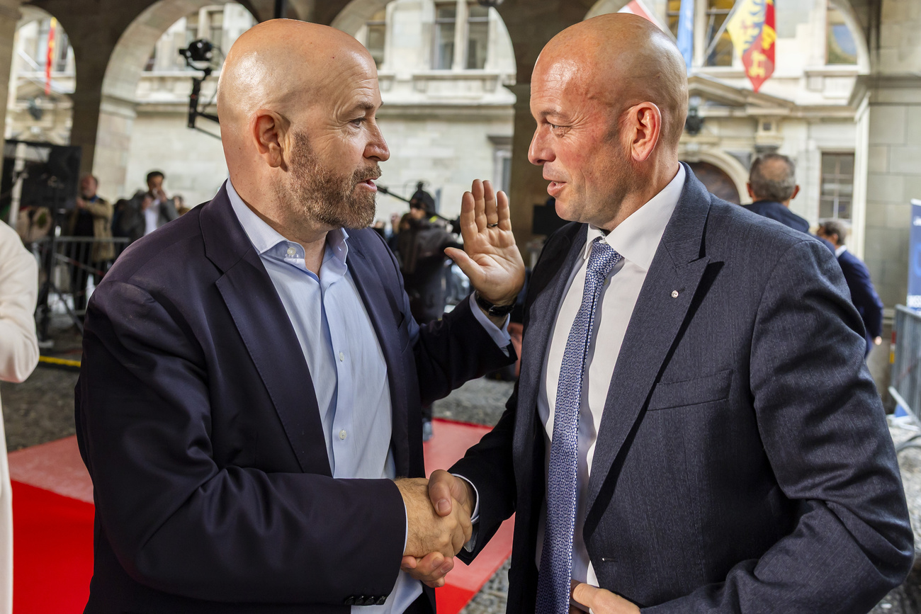 Due persone si stringono la mano